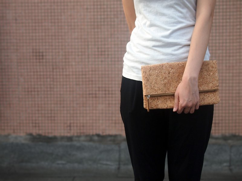 Cork Fold clutch, folded clutch, cosmetic bag, make up bag,zipper clutch, fold - กระเป๋าคลัทช์ - วัสดุอื่นๆ 
