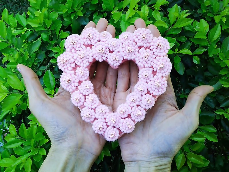 MFP情人節滿滿的心意粉紅色心型手工毛氈花朵小花圈吊飾 - ตกแต่งต้นไม้ - วัสดุอื่นๆ สึชมพู