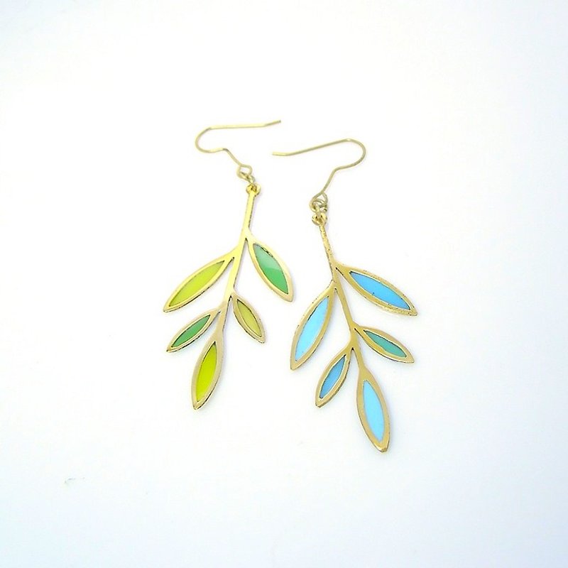 Bamboo Leaf stand glass earring in brass hand sawing - 耳環/耳夾 - 其他金屬 