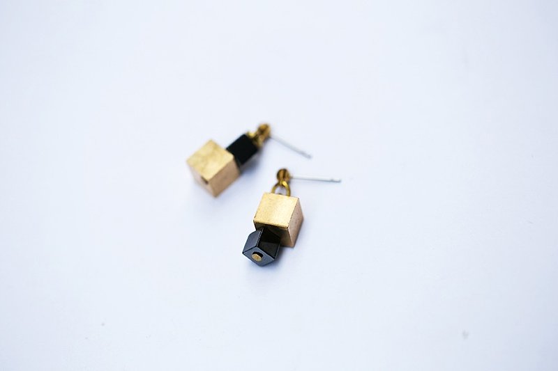 [堆砌] 方塊黃銅黑膽石耳環 CUBE - 耳環/耳夾 - 其他金屬 