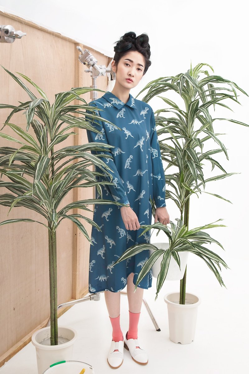 tan tan x Hsiao-Ron Cheng / Dinosaur Print Long Shirt - เสื้อเชิ้ตผู้หญิง - วัสดุอื่นๆ สีน้ำเงิน