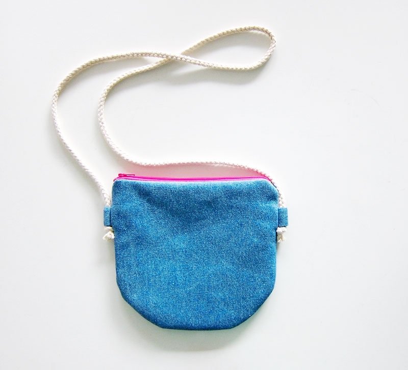 Half-circle cross-body zipper bag/coin purse outside plain inner flower denim lining with cute floral cloth - กระเป๋าแมสเซนเจอร์ - วัสดุอื่นๆ สีน้ำเงิน
