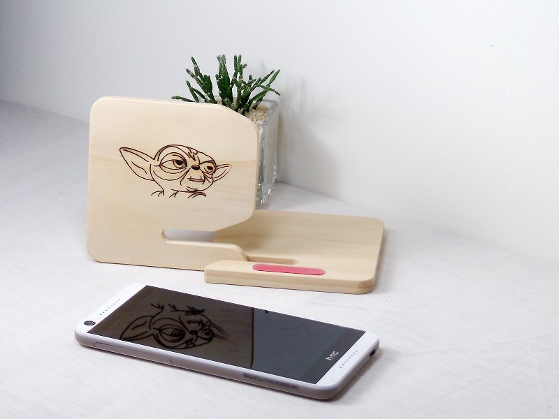 Alien birthday gift mug style slip phone holder wood cartoon custom name - งานไม้/ไม้ไผ่/ตัดกระดาษ - ไม้ สีทอง