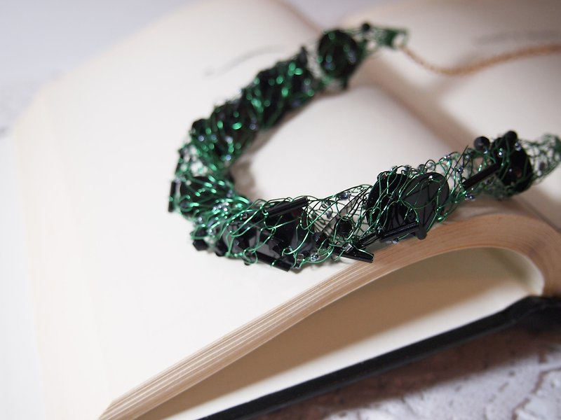 N077 fashion custom hand-knitted type cells green with black Bronze wire beads and beads Necklace - สร้อยข้อมือ - วัสดุอื่นๆ สีเขียว