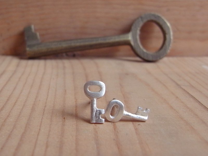 小鑰匙-純銀耳環 - 耳環/耳夾 - 其他金屬 灰色