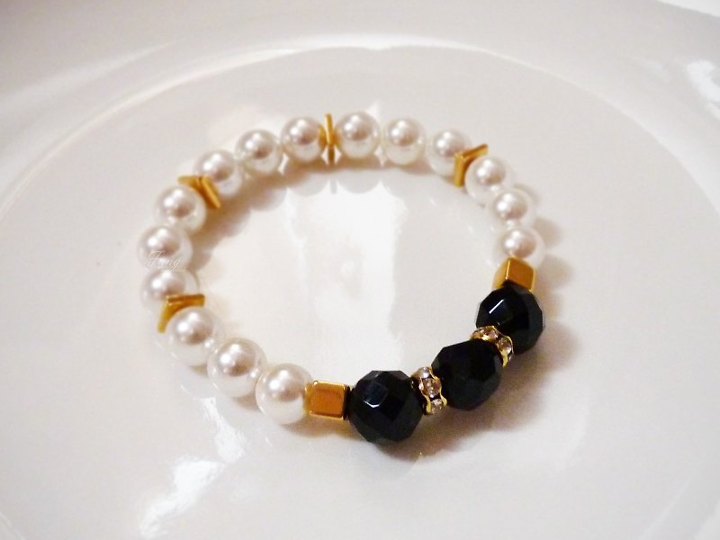 Pearl shell black agate bracelet - สร้อยข้อมือ - เครื่องเพชรพลอย ขาว