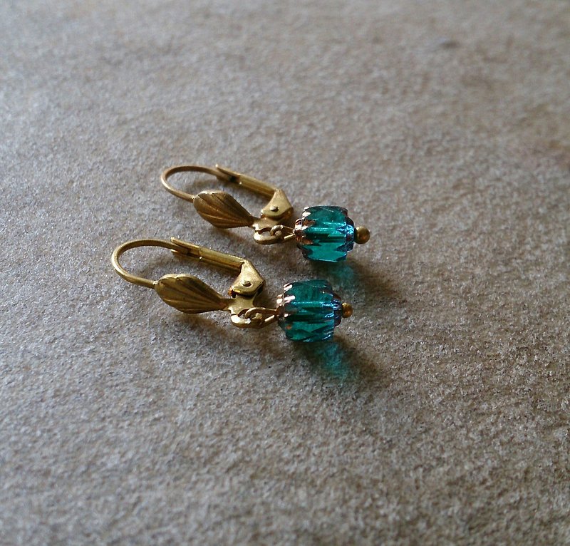 布拉格系列-藍綠色捷克玻璃水晶耳環（小貝殼） - 耳環/耳夾 - 寶石 藍色