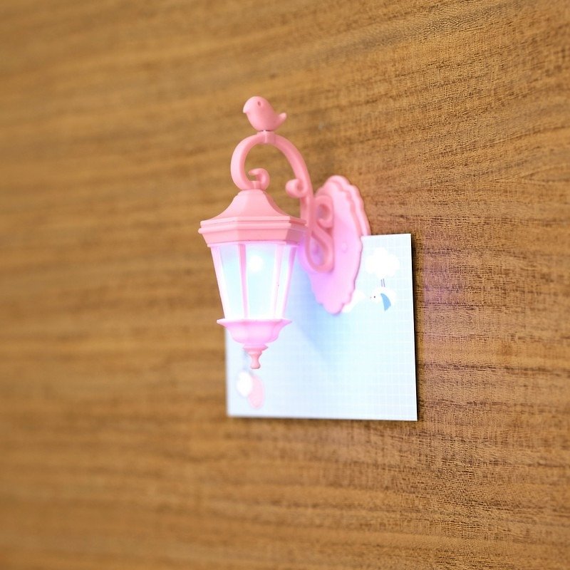 照亮希望-TAISO微生物系列-溫暖壁燈磁鐵夾(限量公主粉) - 磁鐵 - 塑膠 粉紅色
