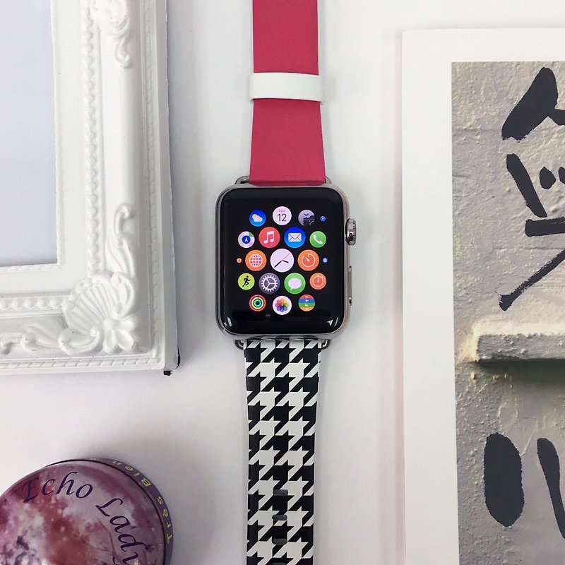 Apple Watch / Fitbit 用レザー時計バンドに印刷されたピンクの白黒ハウンドの歯 - 腕時計ベルト - プラスチック 
