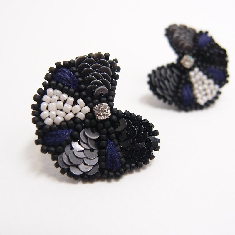 花朵手工刺繡耳環 藍灰 - 耳環/耳夾 - 繡線 藍色