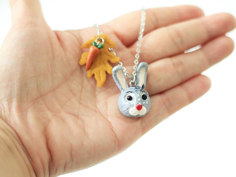 Rabbit & carrot necklace - สร้อยคอ - ดินเผา สีเงิน