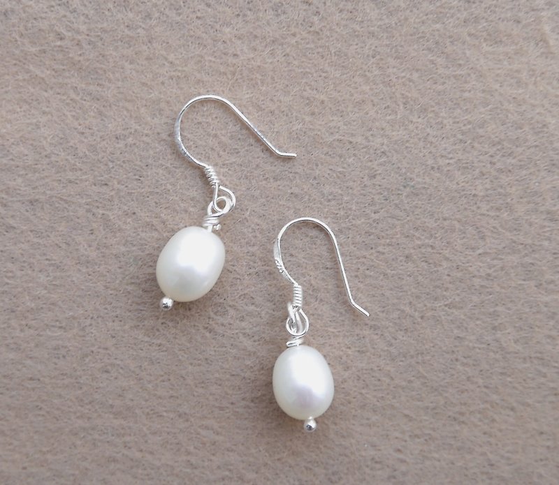 [ColorDay] Ocean Love Series ~ Elegance of natural pearl sterling silver earrings - Earrings & Clip-ons - Gemstone White