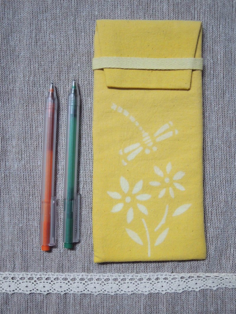 【姆姆手作良品】薑黃植物染筆袋眼鏡袋(花與蜻蜓款) - 筆盒/筆袋 - 棉．麻 黃色
