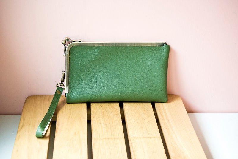 Leather Kisslock Clutch, Phone Wallet, Frame Purse, Smartphone wallet - กระเป๋าเครื่องสำอาง - หนังแท้ สีเขียว