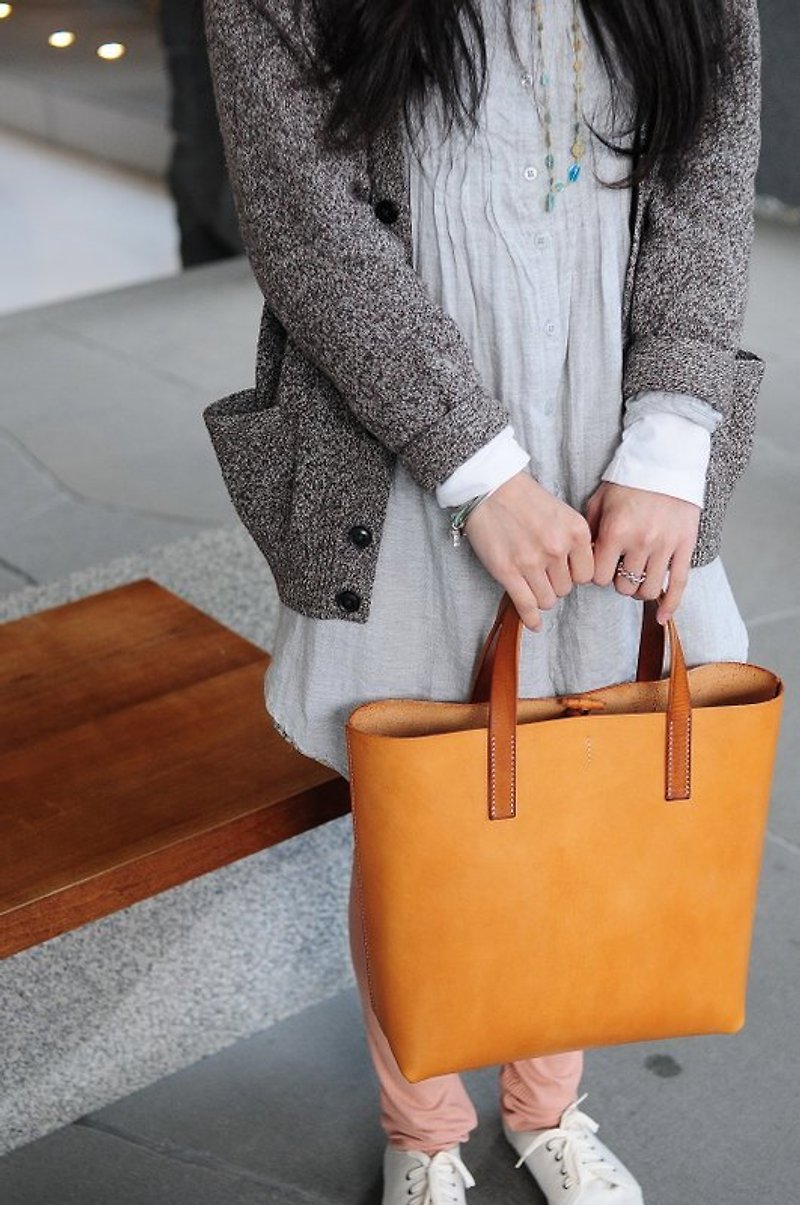 Hand Stitched Light Brown Leather Tote Bag (Normal Version) - กระเป๋าถือ - หนังแท้ สีกากี