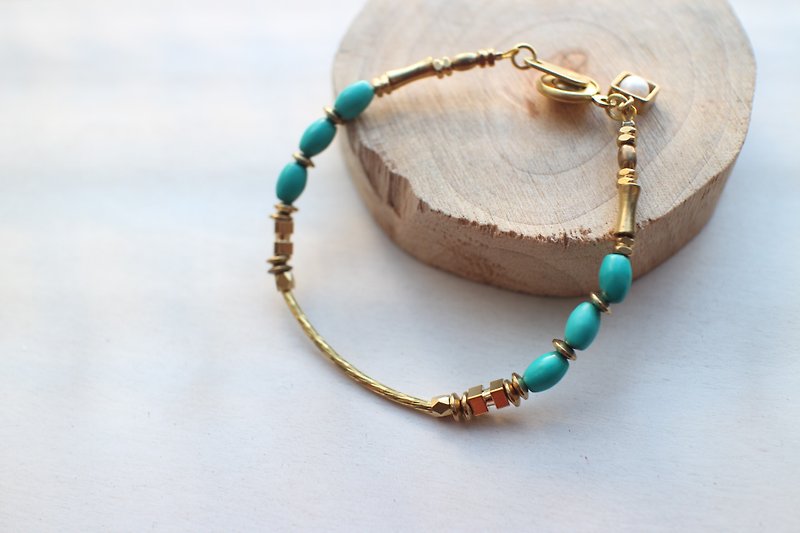 Fuchia ~ ~ turquoise sea / brass / mother of pearl bracelet - สร้อยข้อมือ - โลหะ 
