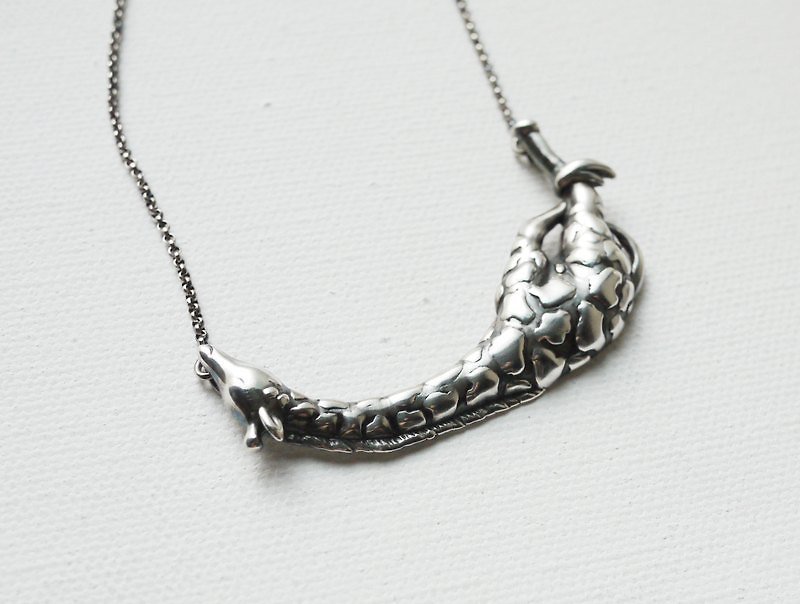 [Petite Fille Handmade Silver Jewelry] Baby Giraffe Sterling Silver Necklace - สร้อยคอ - โลหะ สีเทา