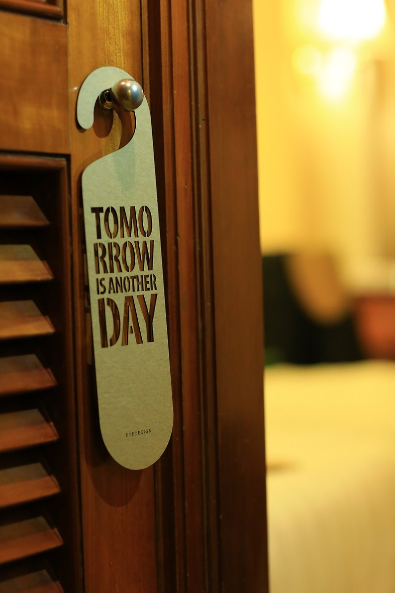 [EyeDesign sees the design] One sentence door hanger "TOMORROW IS ANOTHER DAY" D03 - ของวางตกแต่ง - ไม้ สีกากี