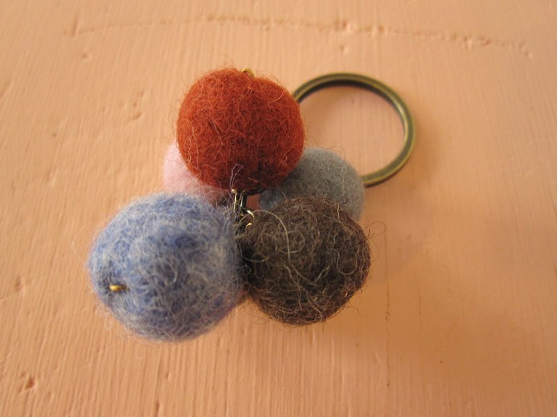 MuSe handmade 羊毛氈球球兒 鑰匙圈 大地色系 - 吊飾 - 羊毛 
