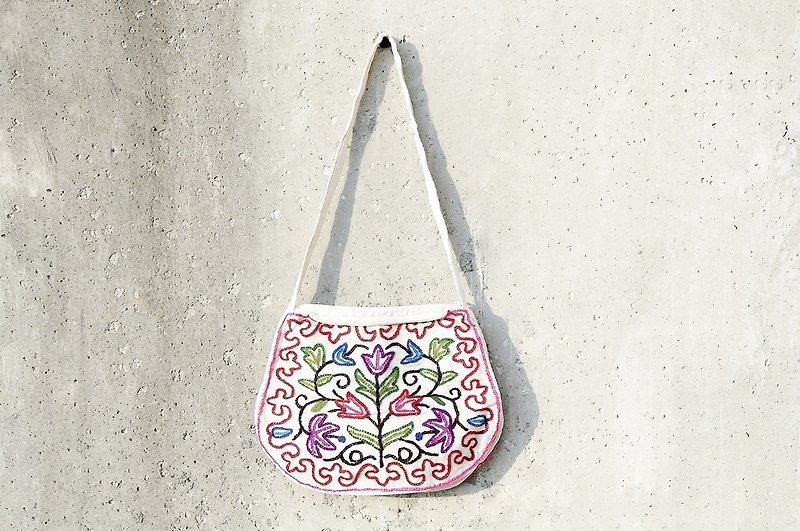 Hand embroidery patterns cotton messenger bag - กระเป๋าแมสเซนเจอร์ - งานปัก หลากหลายสี