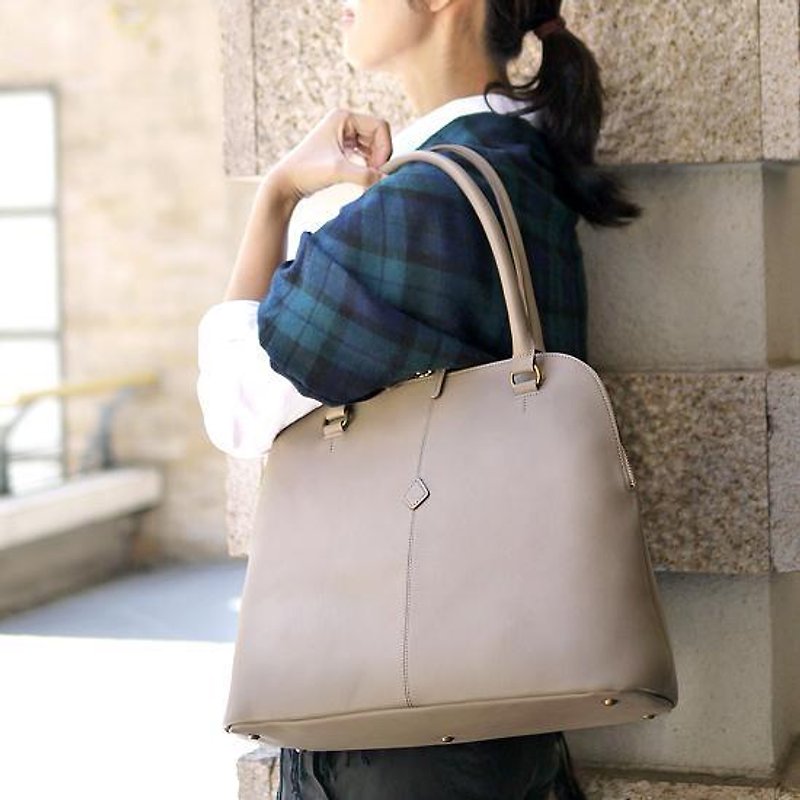 Japanese fashion simple commuter shoulder bag Boston bag Made in Japan by CLEDRAN - กระเป๋าแมสเซนเจอร์ - หนังแท้ สีเทา