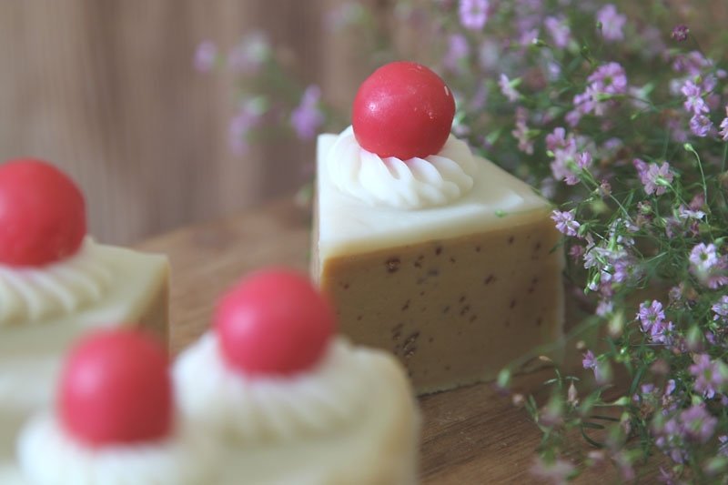 Lavender Cherry Cake Soap (60g) - Fragrances - Plants & Flowers 
