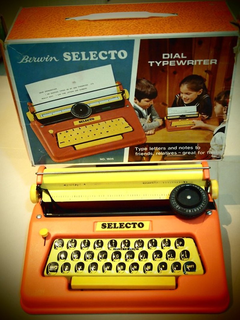 Berwin Selectoおもちゃは1960年代初頭にタイプライターのヴィンテージのおもちゃをタイプする米国ダイヤル - その他 - その他の素材 イエロー