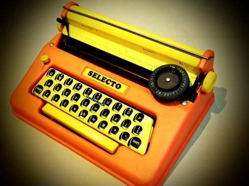Berwin Selecto Toy Dial Typewrite the United States in the early 1960s typewriter vintage toys