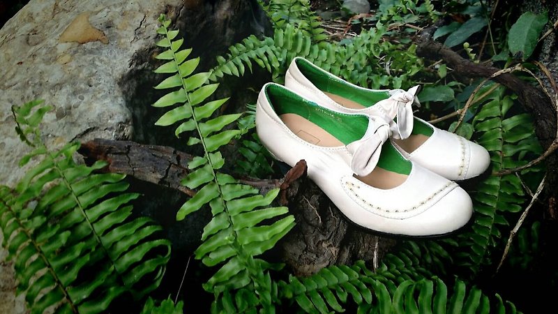 Painting # 952 rabbit running grassland small low-heel shoes white rabbit - Women's Oxford Shoes - Genuine Leather White