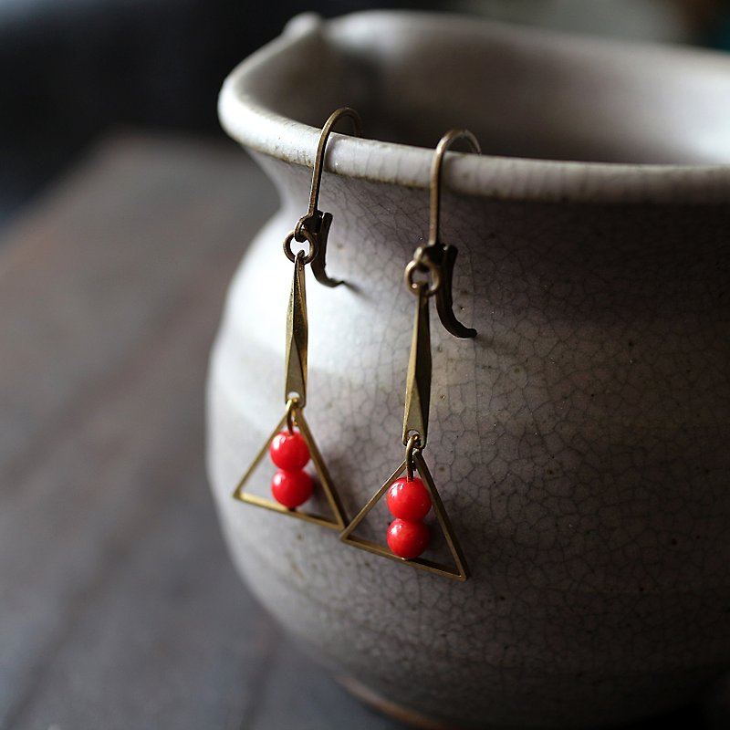 Muse Valentine natural wind series NO.183 red brass earrings Coral Triangle - ต่างหู - เครื่องเพชรพลอย สีแดง