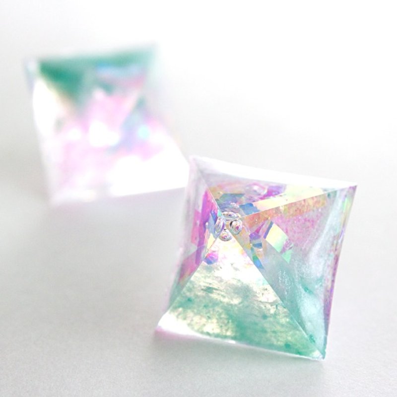 Pyramid earrings (Iridescent) - ต่างหู - วัสดุอื่นๆ สึชมพู