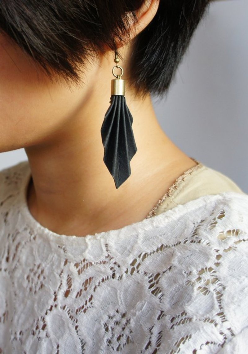 黑色折疊結構垂墜式耳環 Paper Earrings 《可改夾式》 （單邊耳環/個性風/自然葉子/適合短髮） - 耳環/耳夾/耳骨夾 - 其他材質 黑色