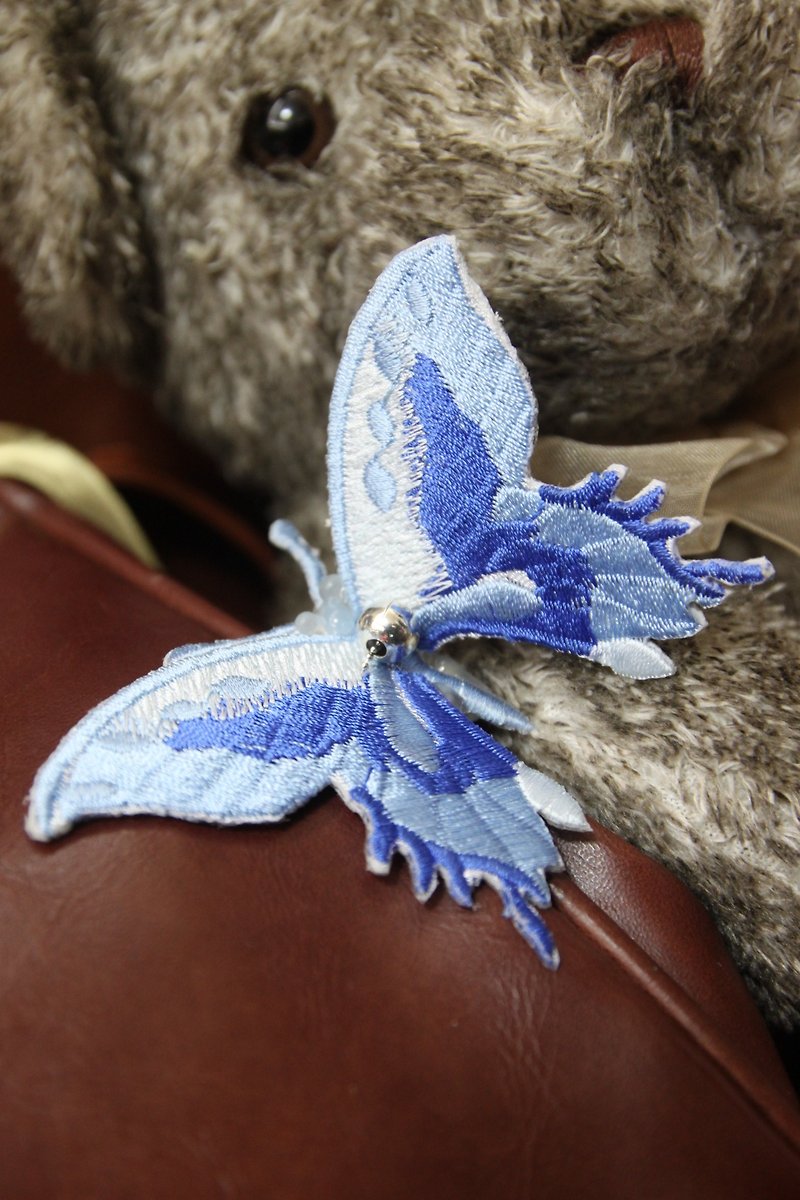 Butterfly  embroidery pin布蝴蝶扣針 - 胸針 - 其他材質 藍色