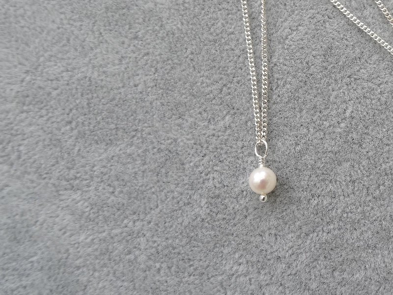 Simple, Elegant Round Freshwater Pearl Charm Sterling Silver Necklace (5.5 mm) - สร้อยคอ - เครื่องเพชรพลอย ขาว