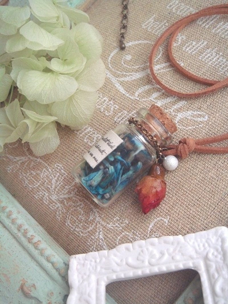 美しく青きドナウは、A288の誕生日の贈り物バレンタインのギフトを感じる*ボトルの長鎖を願いGarohands夢の森ドライフラワー - ネックレス - ガラス ブルー