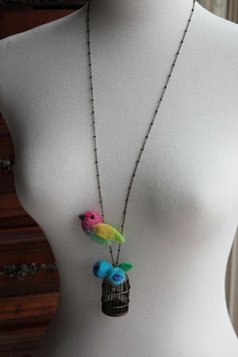 青銅鳥籠彩色小鳥項鍊 - Necklaces - Wool Multicolor