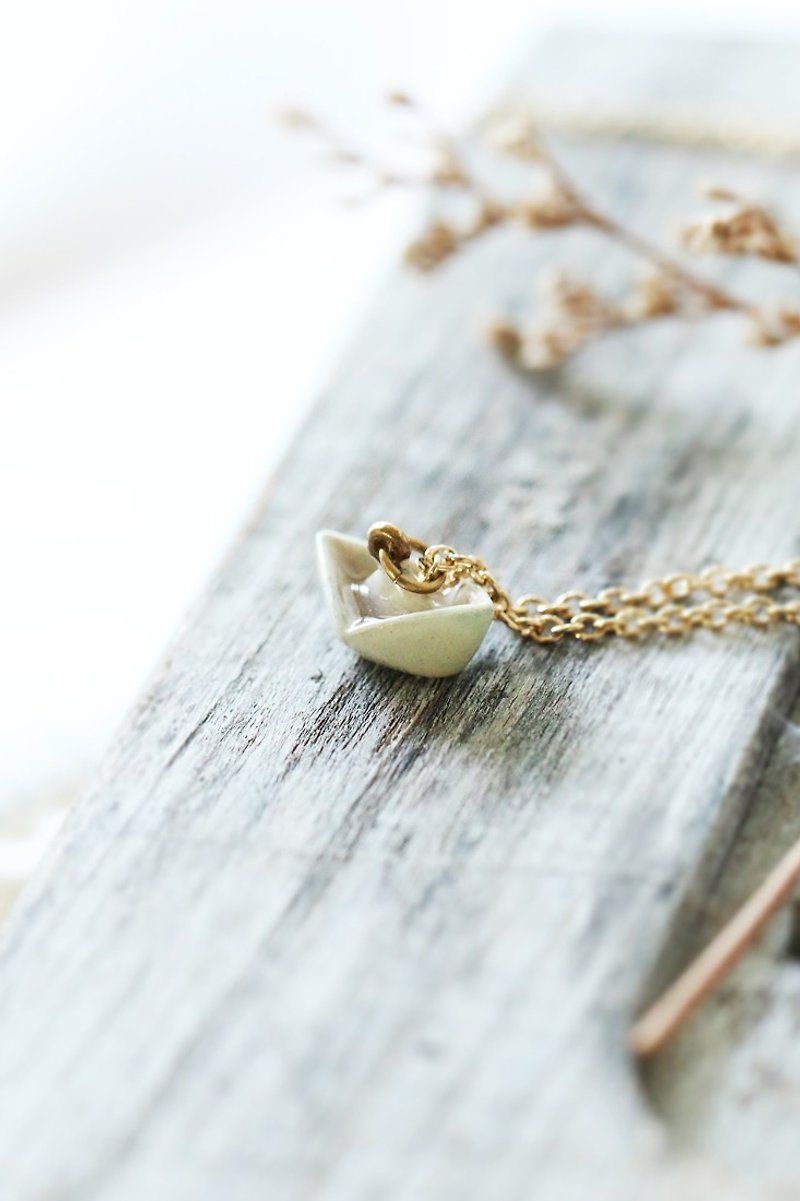 Paper boat pendant necklace by linen. - 項鍊 - 其他金屬 