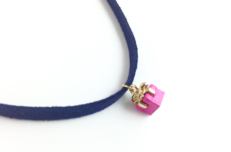 桃色小禮物-深藍麂皮頸鍊 - 項鍊 - 真皮 粉紅色