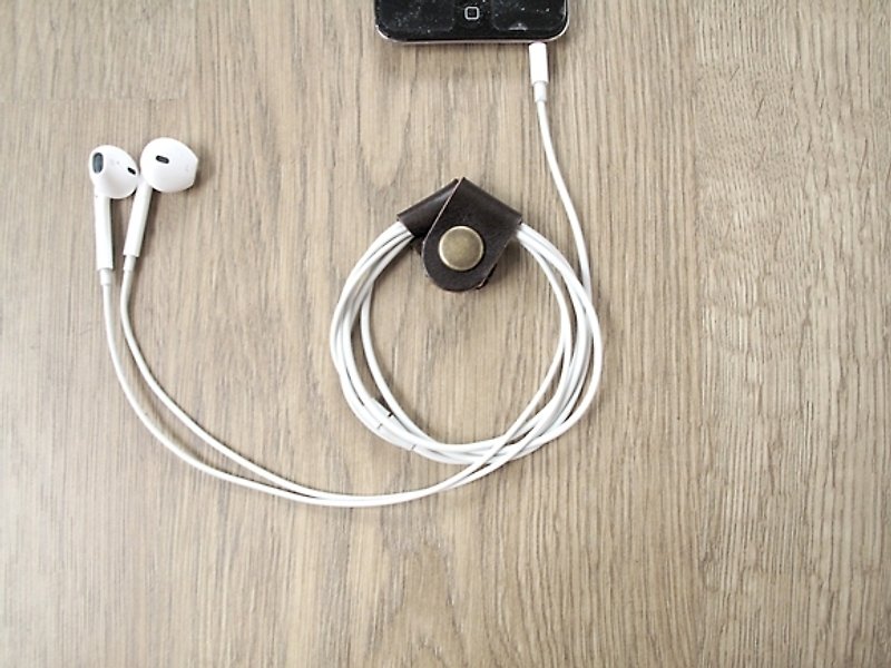 iPhone earphone cable storage xEarPhone full handmade leather buckle to take a sound and enjoy music (dark brown) - หูฟัง - หนังแท้ สีนำ้ตาล