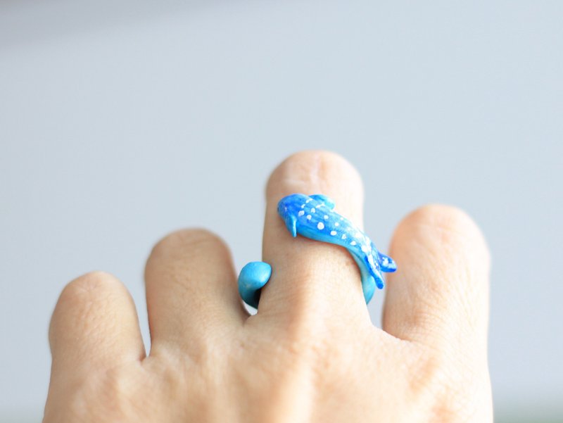 Blue Fish polymer clay Ring _ miniature animals ring creative ring wrap hand formed ring - แหวนทั่วไป - วัสดุอื่นๆ 