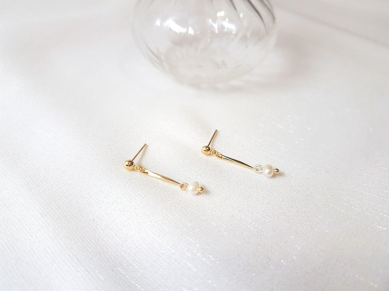 Simple Line Metal Pearl Earrings June Birthstone - ต่างหู - ไข่มุก สีทอง