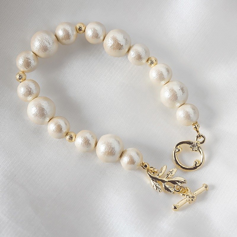 [Elegant cotton cotton pearl bracelet pearl bracelet elegant style] - สร้อยข้อมือ - โลหะ ขาว