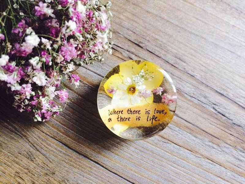 Dried flowers with Handwriting Decoration / Paper weight / Where there is love,there is life. - ของวางตกแต่ง - วัสดุอื่นๆ หลากหลายสี
