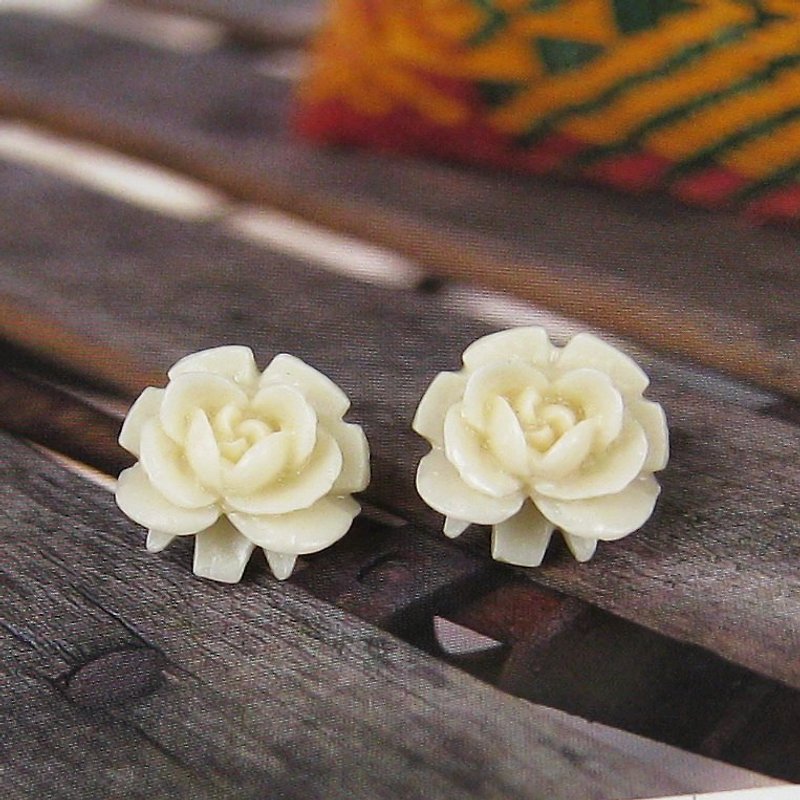 白玫瑰花耳釘 耳璟 - 耳環/耳夾 - 塑膠 白色