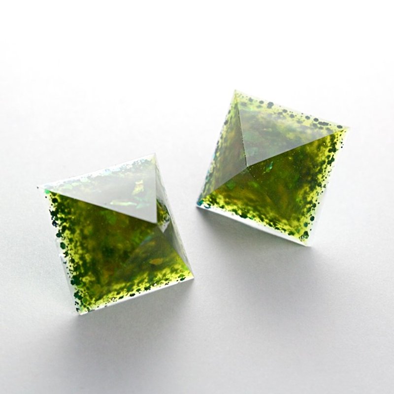 Pyramid-shaped earrings (Yulu) - ต่างหู - วัสดุอื่นๆ สีเขียว