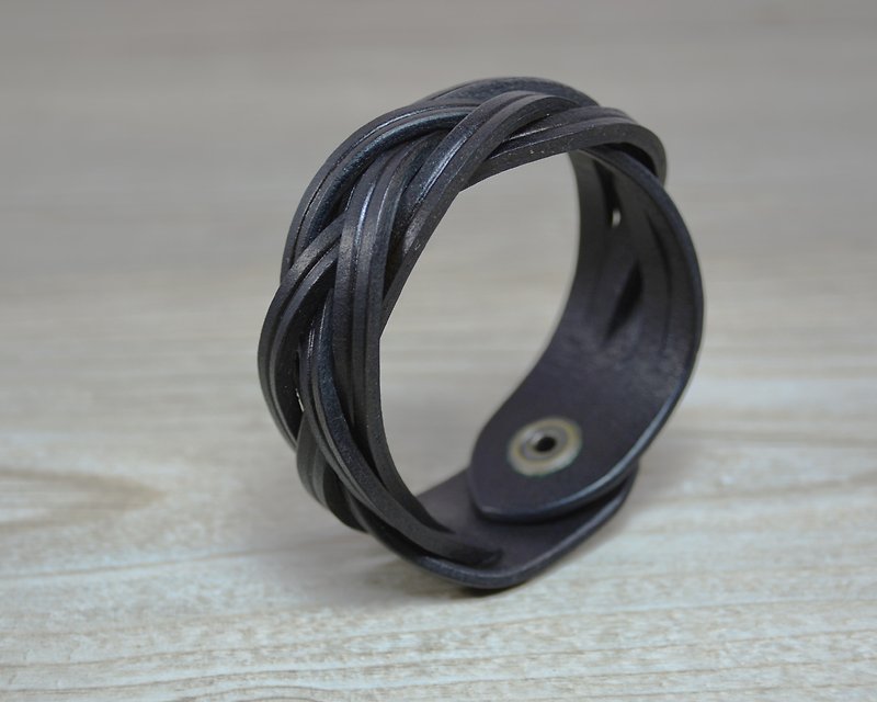 【kuo's artwork】 Hand made leather bracelet - สร้อยข้อมือ - หนังแท้ สีดำ