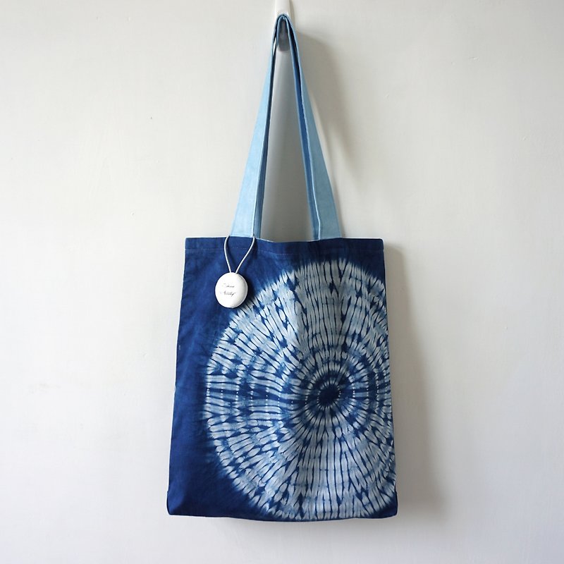 S.A x Dandelion, Indigo dyed Handmade Geometric Pattern Tote Bag - กระเป๋าแมสเซนเจอร์ - ผ้าฝ้าย/ผ้าลินิน สีน้ำเงิน