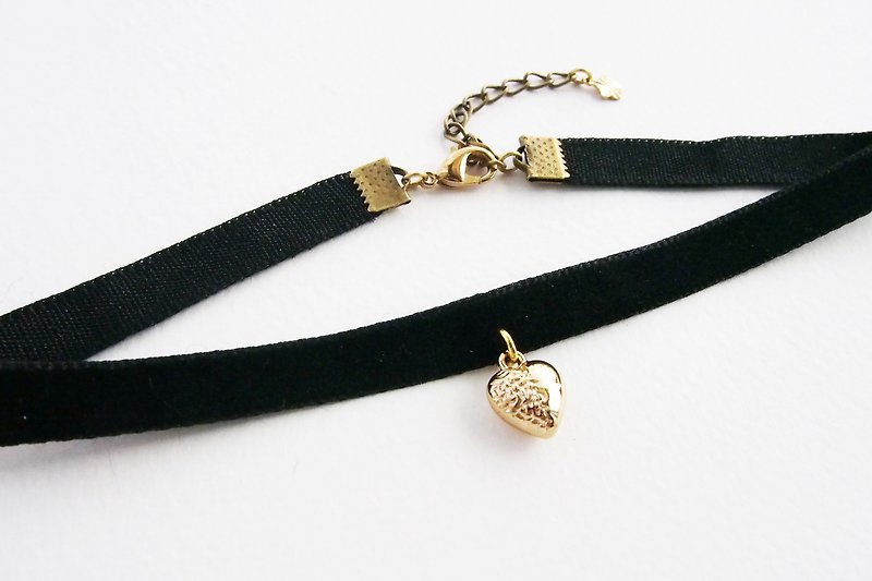 Black velvet choker/necklace with gold heart charm - สร้อยคอ - วัสดุอื่นๆ สีดำ