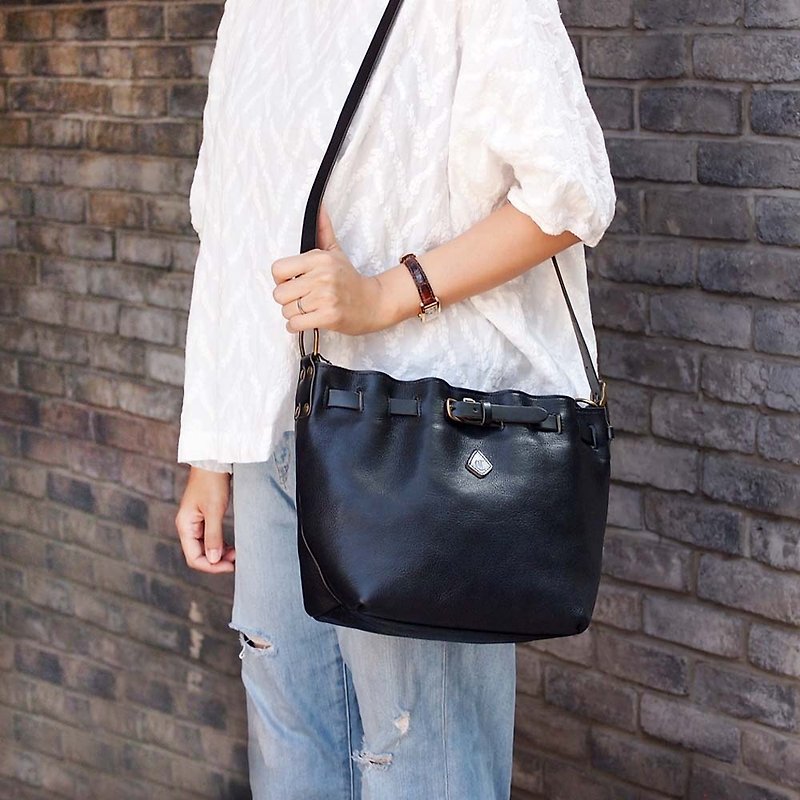 Japanese magazine model simple leather shoulder / side back dual-use bag Made in Japan by CLEDRAN - กระเป๋าแมสเซนเจอร์ - หนังแท้ 