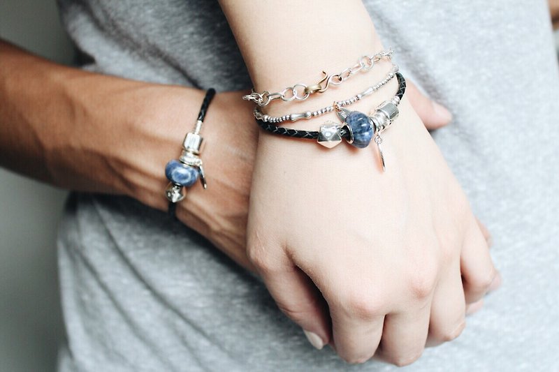 Sodalite Nahcolite big round leather bracelet | Attractions Stone - Bracelets - Gemstone Blue